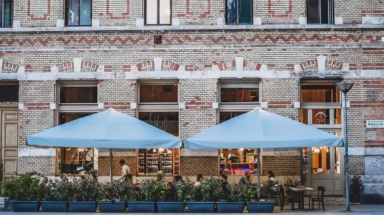 Reggeliztető szakács állás Budapest - Oinos WineBar&Bistrot