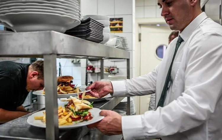 Chess Budapest munkahelyi fotója - Felszolgáló Pincér állás Budapest (Kép 2)