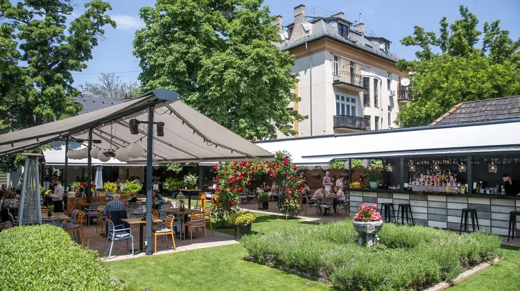 Fehér mosogató állás Budapest - a Kert Bisztro