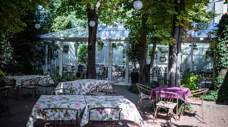 Felszolgáló Pincér állás Budapest - Jardinette Kertvendéglő