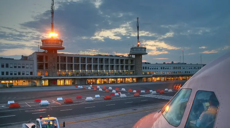 Aiurport_Budapest_Terminal_1_(9446-48).jpg
