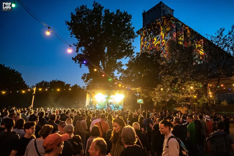 Dürer Kert munkahelyi fotója - Poharas állás Budapest (Kép 3)