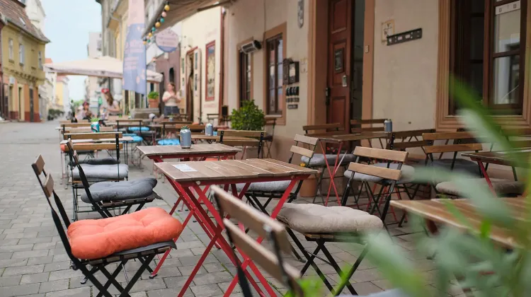 Felszolgáló Pincér állás Győr - Lima Pub & Hostel