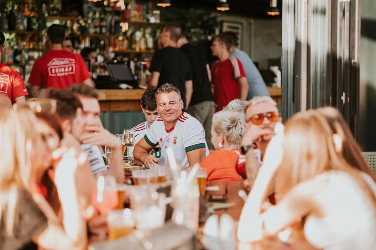 Budai helyek munkahelyi fotója - Bártender állás Budapest (Kép 1)