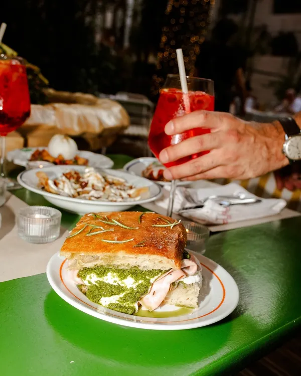 Budai helyek munkahelyi fotója - Manager állás Budapest (Kép 1)