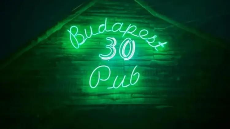 Pultos állás Budaörs - Budapest 30 Pub