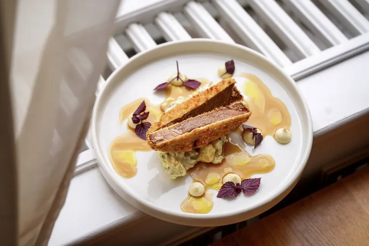 Szaletly munkahelyi fotója - Fekete mosogató állás Budapest (Kép 2)