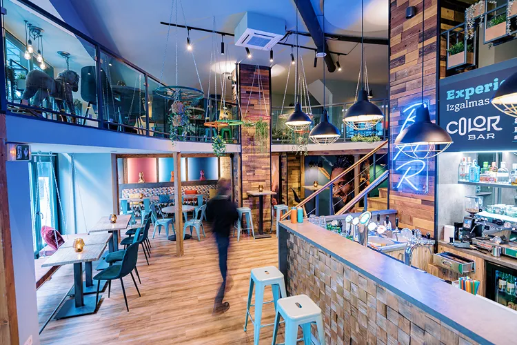 Color Bar Budapest munkahelyi fotója - Pultos állás Budapest (Kép 1)