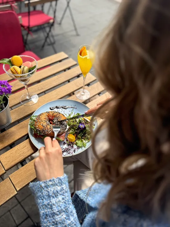 Bab munkahelyi fotója - Fehér mosogató állás Budapest (Kép 2)