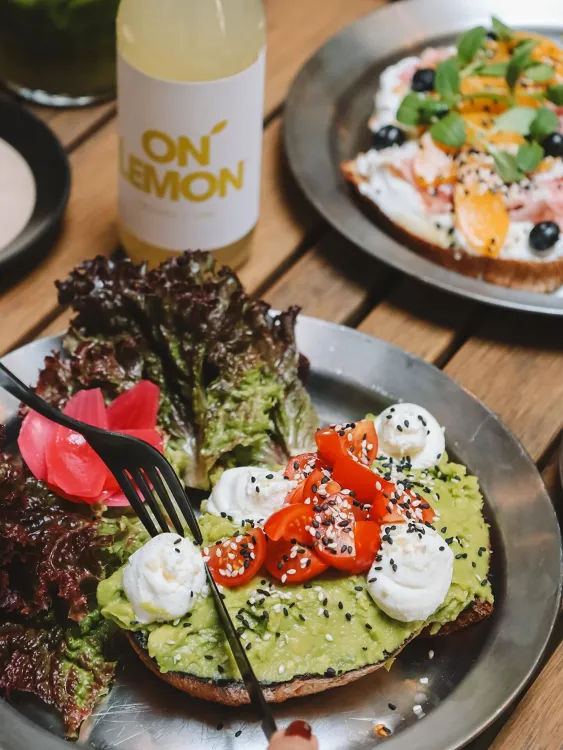 fekete munkahelyi fotója - Reggeliztető szakács állás Budapest (Kép 1)