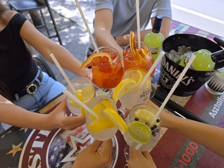 Stifler Bar munkahelyi fotója - Poharas állás Budapest (Kép 2)