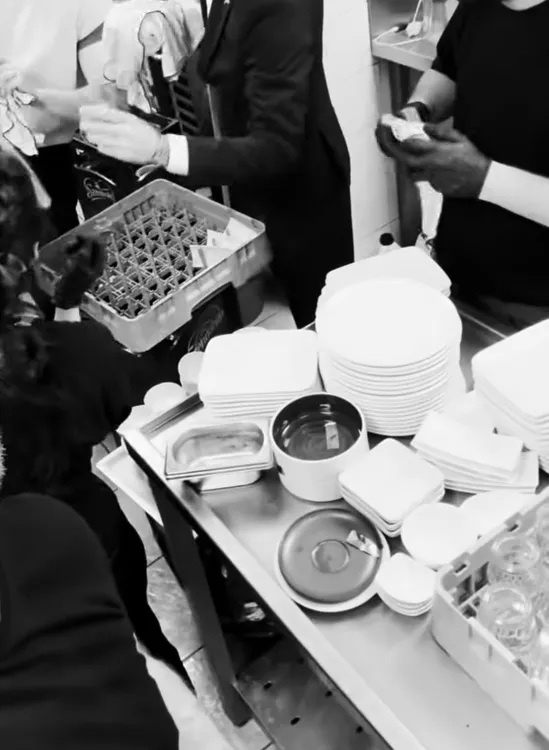 M15 Restaurant Kft munkahelyi fotója - Fekete mosogató állás Budapest (Kép 1)