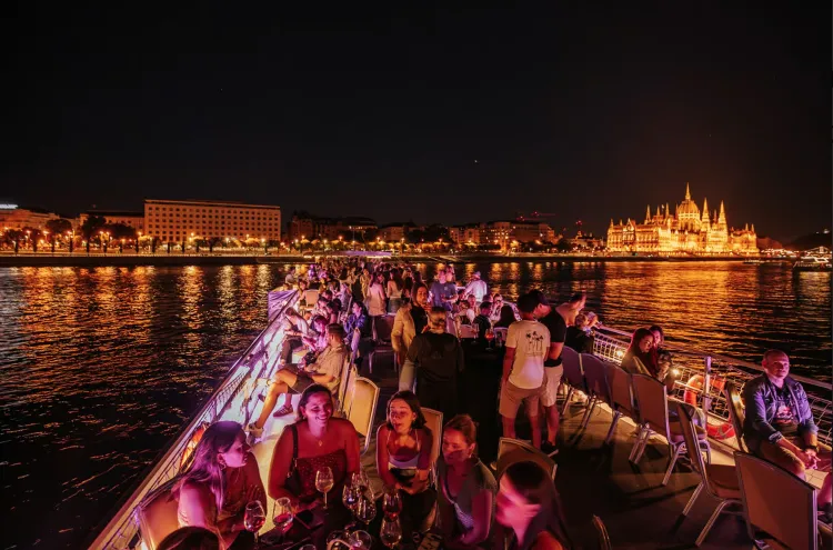 Floating Lotus Cruises munkahelyi fotója - Manager állás Budapest (Kép 2)