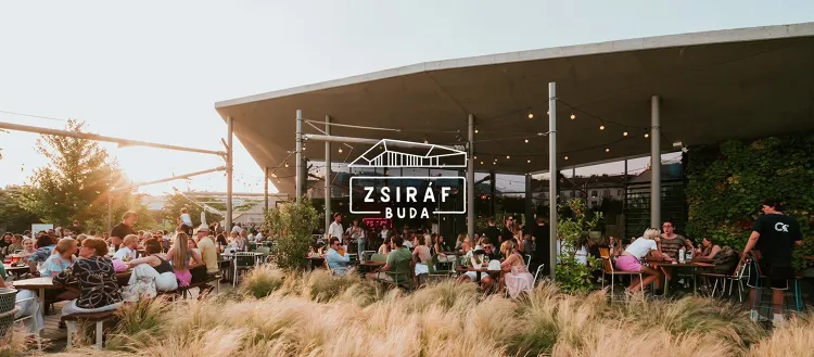 Budai helyek munkahelyi fotója - Hostess állás Budapest (Kép 1)