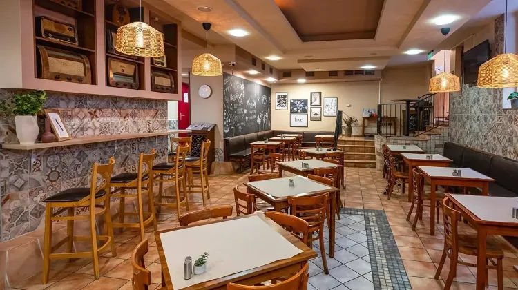 Segédfelszolgáló állás Budapest - YUGO RESTO BAR