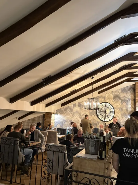 Végállomás bistro&wine munkahelyi fotója - Felszolgáló Pincér állás Miskolc (Kép 1)
