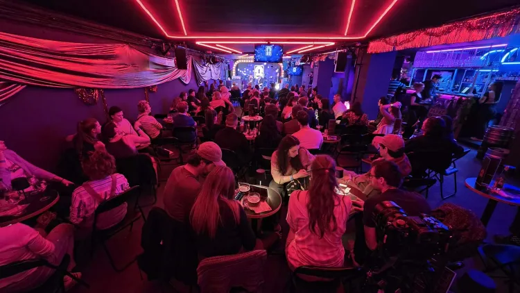 Vörös Neon munkahelyi fotója - Egyéb szakember állás Budapest (Kép 1)