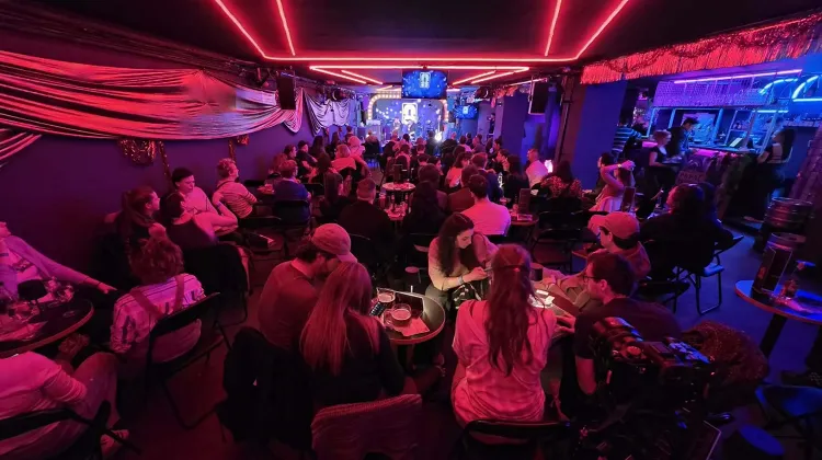 Egyéb szakember állás Budapest - Vörös Neon