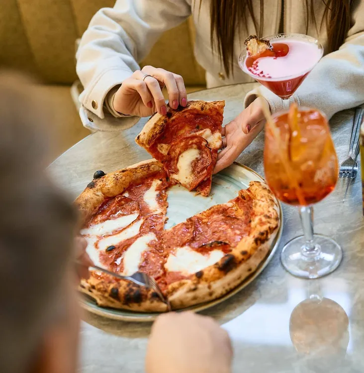 Hello Vendég Cégcsoport munkahelyi fotója - Pizza szakács állás Budapest (Kép 3)
