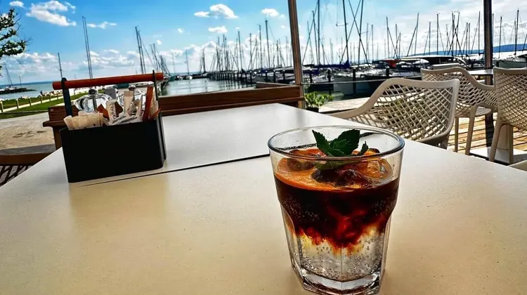 Pultos állás Balatonkenese - Balatonfői Yacht Club