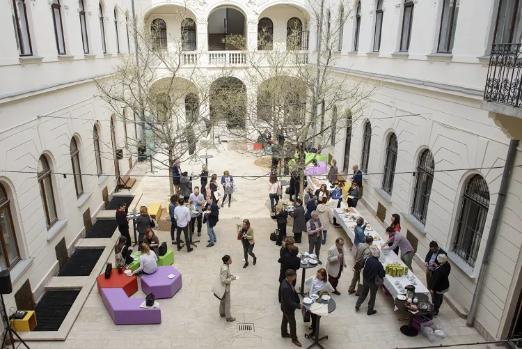 Esernyős kávézó munkahelyi fotója - Pultos állás Budapest (Kép 1)