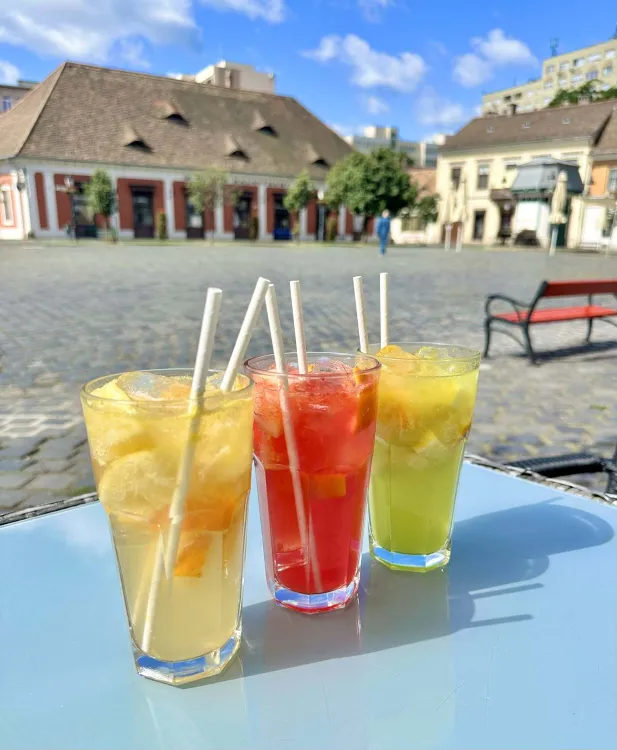 Esernyős kávézó munkahelyi fotója - Pultos állás Budapest (Kép 3)