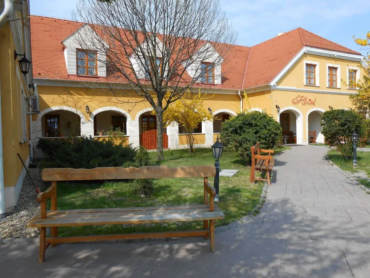 Gastland M0 Hotel munkahelyi fotója - Recepció állás Szigetszentmiklós (Kép 1)