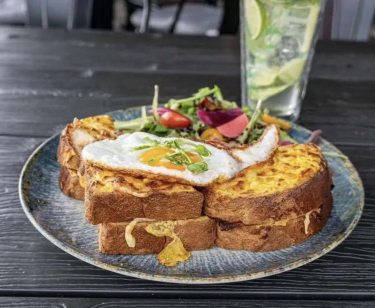 Brunch23 munkahelyi fotója - Pultos állás Érd (Kép 1)